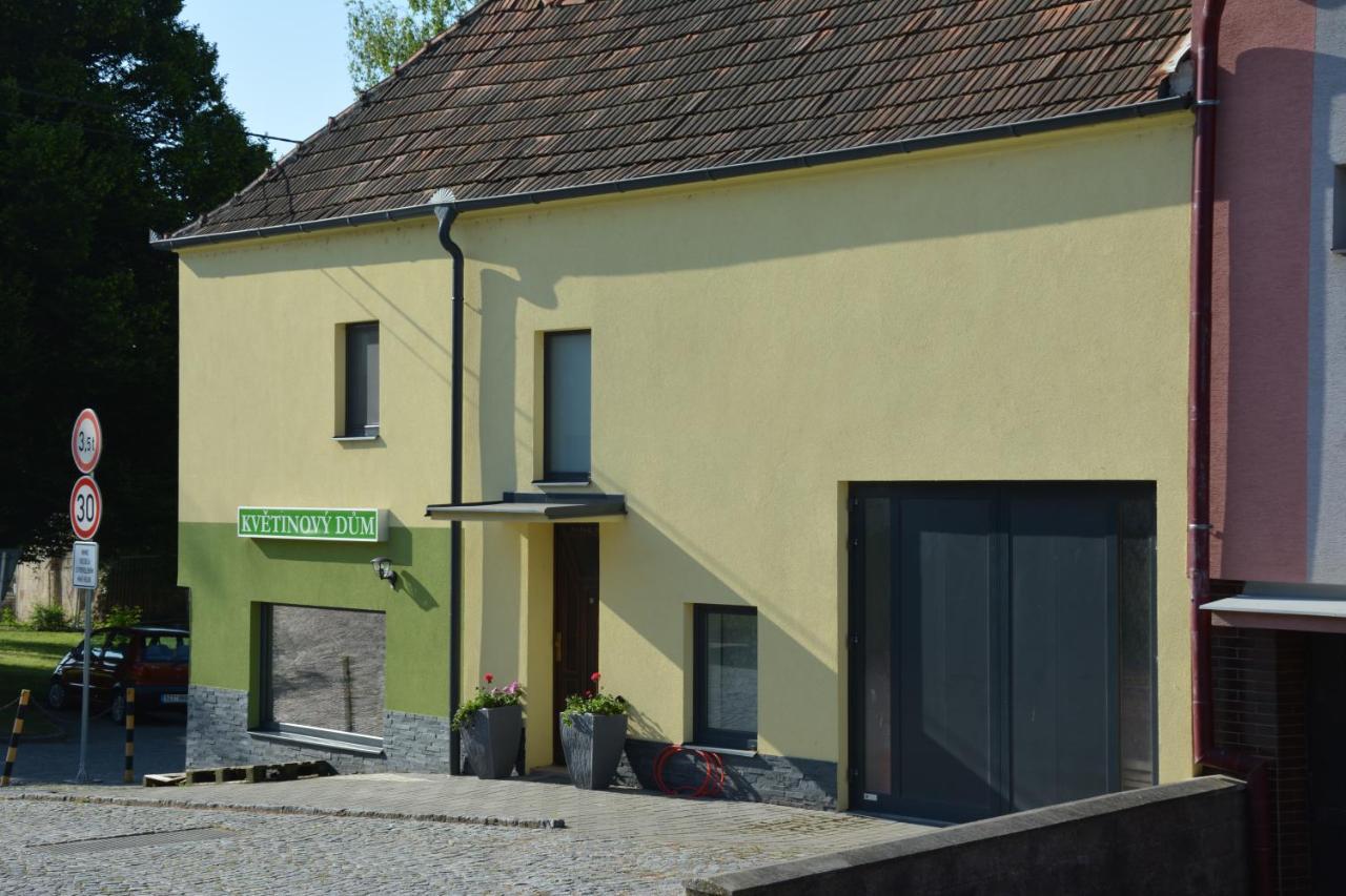 Apartman Kvetinovy Dum Hluk Exteriér fotografie